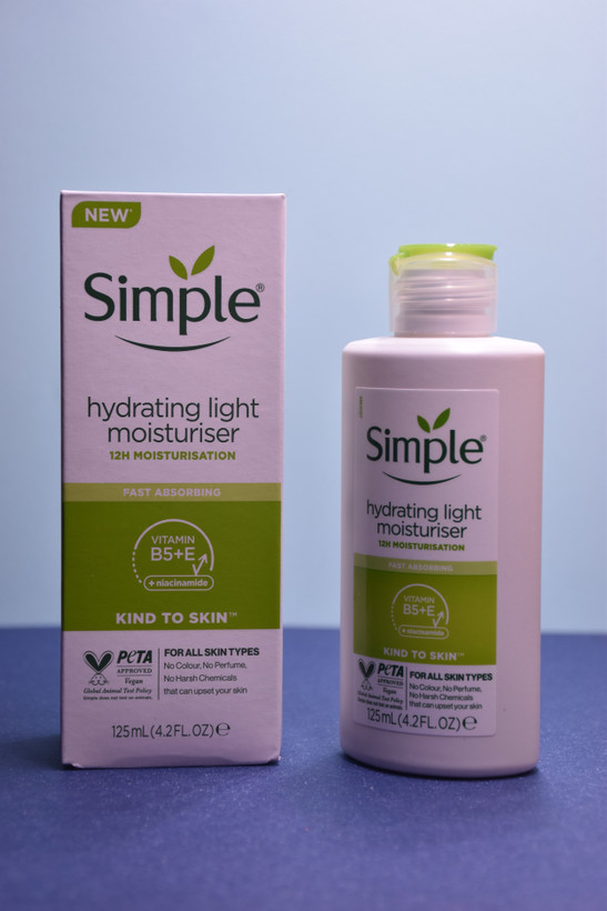 کرم آبرسان و مرطوب کننده سیمپل مدل لایت حجم 125 میل Simple light