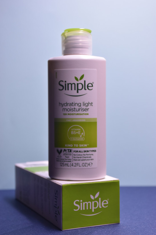کرم آبرسان و مرطوب کننده سیمپل مدل لایت حجم 125 میل Simple light