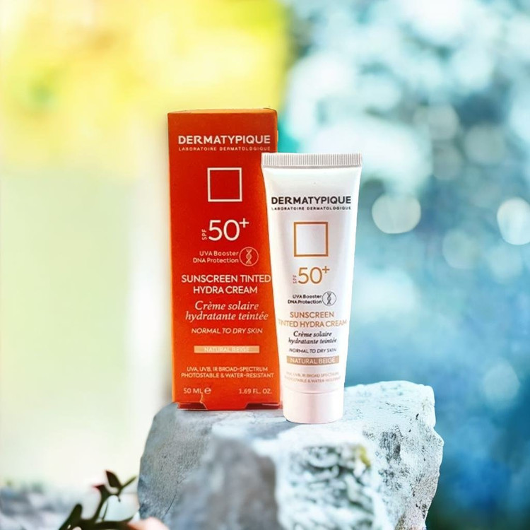 کرم ضد آفتاب رنگی درماتیپیک مدل مرطوب کننده مناسب برای پوست معمولی تا خشک با SPF50+